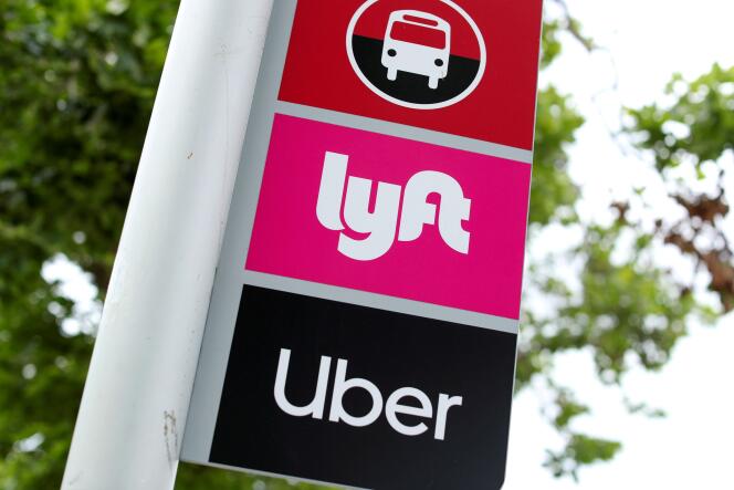 Un panneau de rendez-vous pour les utilisateurs Uber et Lyft à San Diego (Californie), en mai 2020.