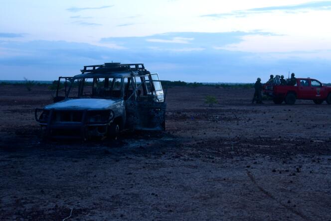 Le véhicule des humanitaires, après son attaque, près de Kouré, à une soixantaine de kilomètres de Niamey, le 9 août.