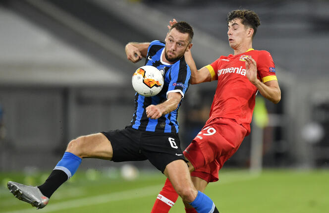 Stefan de Vrij (Inter Milan) est défendu par le joueur de Leverkusen, Kai Havertz, durant le match à Düsseldorf, en Allemagne, lundi 10 août.