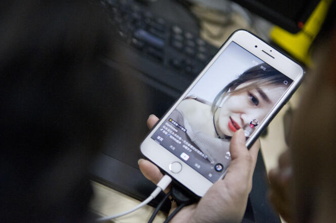 Une internaute regarde une vidéo sur l’application TikTok, à Guangzhou (Guangdong), au sud-est de la Chine, en 2018.