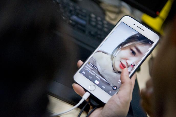 Une internaute regarde une vidéo sur l’application TikTok, à Guangzhou (Guangdong), au sud-est de la Chine, en 2018.