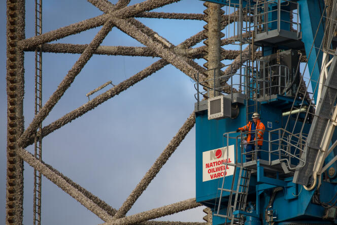 Un ouvrier sur un appareil de forage autoélévateur de la société Noble Corporation, dans le port de Cromarty Firth (Royaume-Uni), le 23 juin.