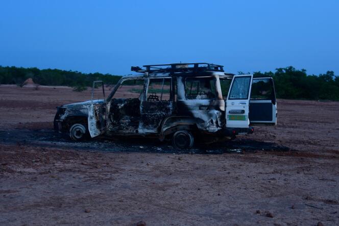 La carcasse de la voitures des membres de l’ONG Acted après l’attaque qui a fait huit morts au Niger, le 9 août.