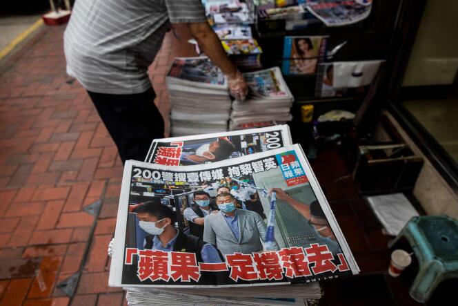 L’arrestation du patron de presse Jimmy Lai fait la « une » de son journal, mardi 11 août.