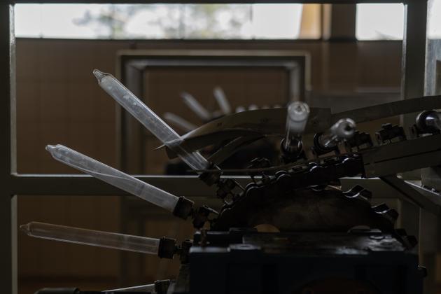 Des préservatifs fabriqués par l’usine Natex, ouverte en 2008, à Xapuri (Etat d’Acre), au Brésil, le 29 juillet.