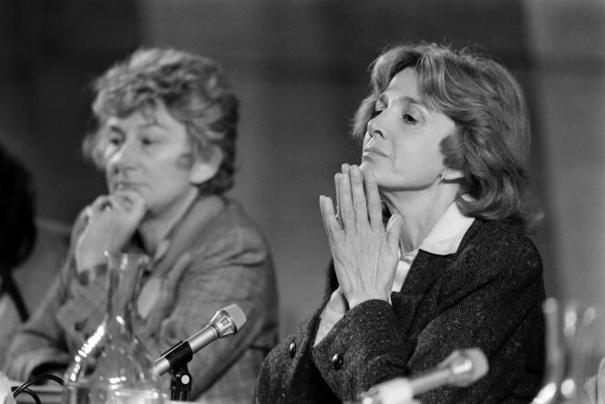 Yvette Roudy (à gauche), minitre délégué aux droits de la femme, et Gisèle Halimi, député de l'Isère, le 15 octobre 1983, à l'Unesco, à Paris.