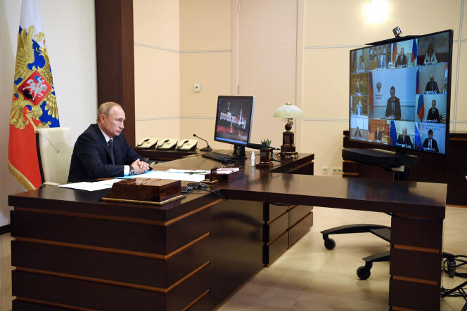 Le président russe, Vladimir Poutine, le 11 août, depuis sa résidence de Novo-Ogarevo, près de Moscou.