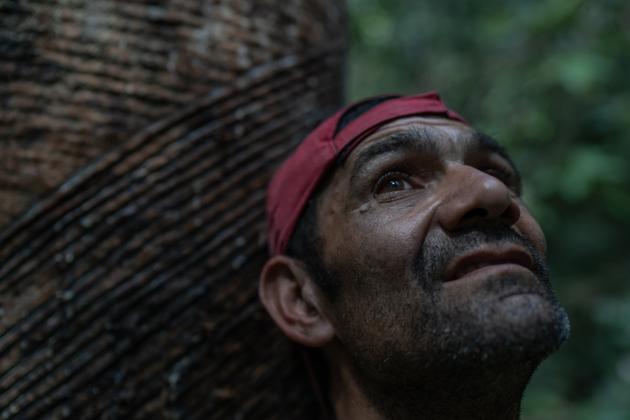 Arleudo Morais Farias, dit « Bito », 43 ans, saigneur d’hévéas, dans la réserve Chico Mendes, au Brésil, le 28 juillet.