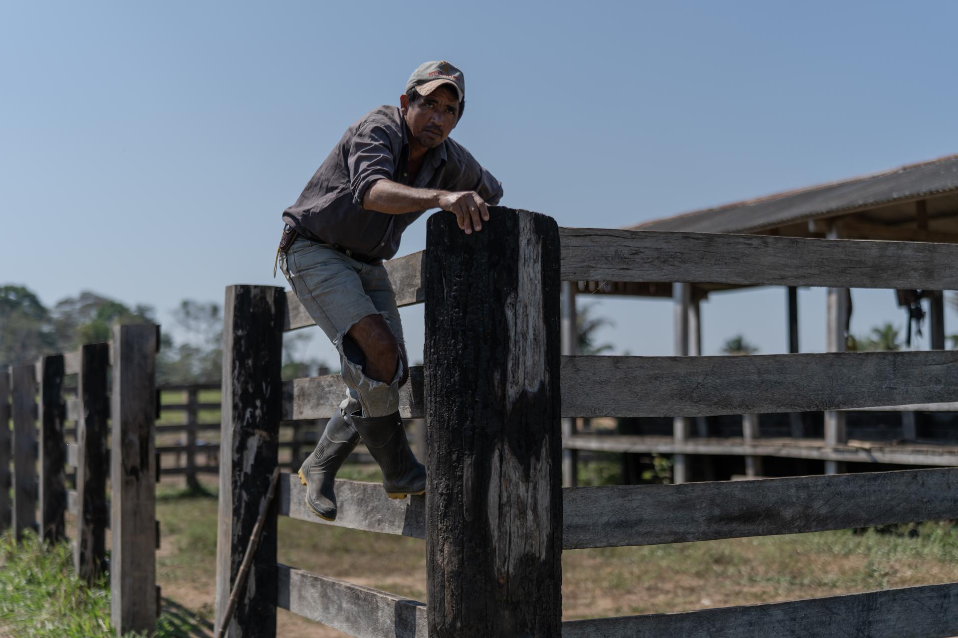 « Delmar » Ferreira da Silva, ancien saigneur d’hévéa devenu éleveur, à Xapuri, au Brésil, le 30 juillet.
