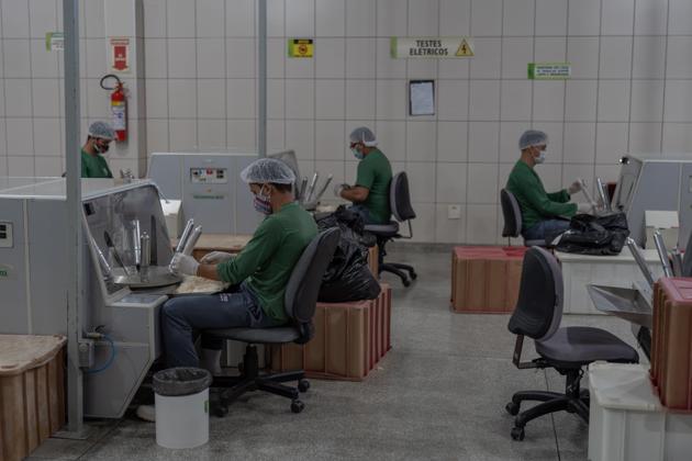 A l’usine de préservatifs Natex, à Xapuri (Etat d’Acre), au Brésil, le 29 juillet.