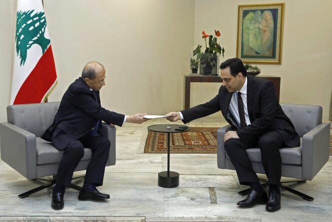 Le premier ministre libanais, Hassan Diab (à droite) et le président Michel Aoun, lundi 10 août, au palais présidentiel de Baabda, dans le sud-est de Beyrouth.