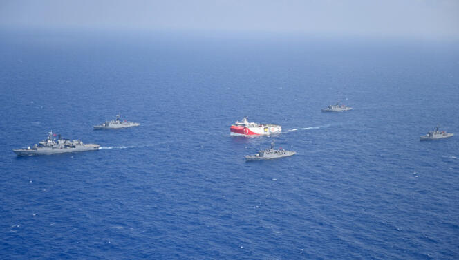 Le navire de recherche turc « Oruç-Reis », escorté par des bâtiments militaires, le 10 août 2020.