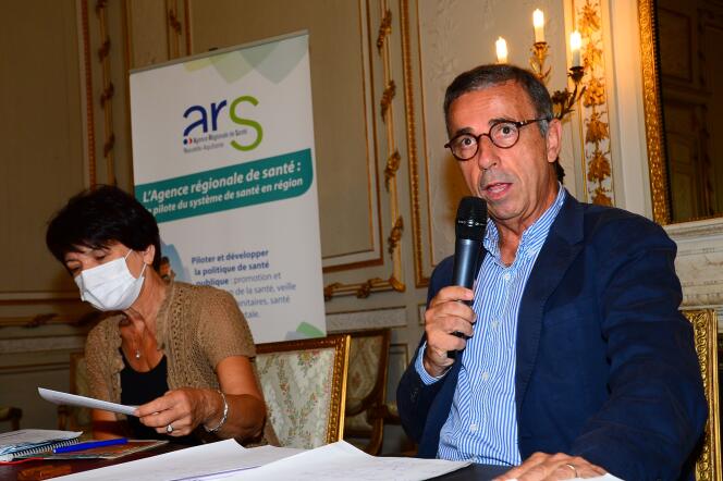 Le maire de Bordeaux, Pierre Hurmic (EELV), et Hélène Junqua, directrice générale adjointe de l’ARS Nouvelle-Aquitaine, lors de la conférence de presse sur le nouveau plan d’action contre la propagation du Covid-19 dans la ville.
