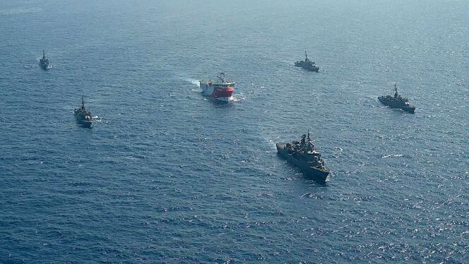 Un navire d’exploration gazière turc encadré par des navires militaires, dans les eaux militaires grecques, le 12 août 2020.