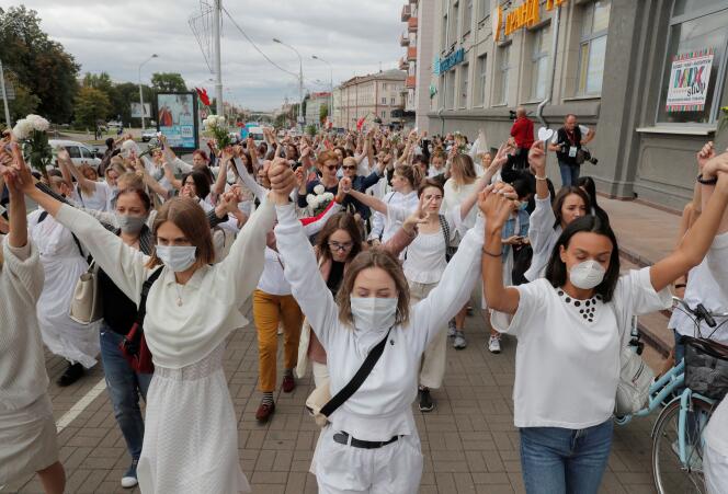 Une manifestation contre les violences policières et la réélection à la présidence du dirigeant autoritaire Alexandre Loukachenko, le 12 août 2020, à Minsk.