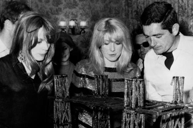 Francoise Dorléac, Catherine Deneuve et Jacques Demy, lors du tournage du film « Les Demoiselles de Rochefort », à Rochefort, le 8 juin 1966.
