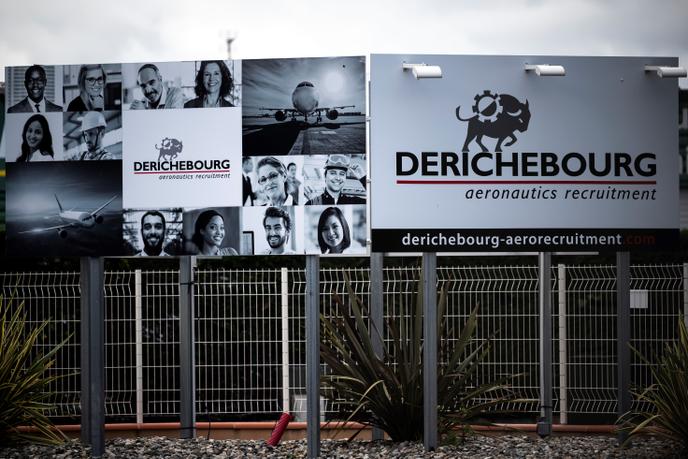 Le logo de l’opérateur de services Derichebourg, devant le siège de l’entreprise, le 13 mai 2020, à Blagnac, près de Toulouse.