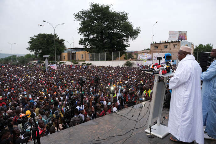L’imam Mahmoud Dicko s’adresse aux manifestants antigouvernementaux, à Bamako, le 11 août 2020.