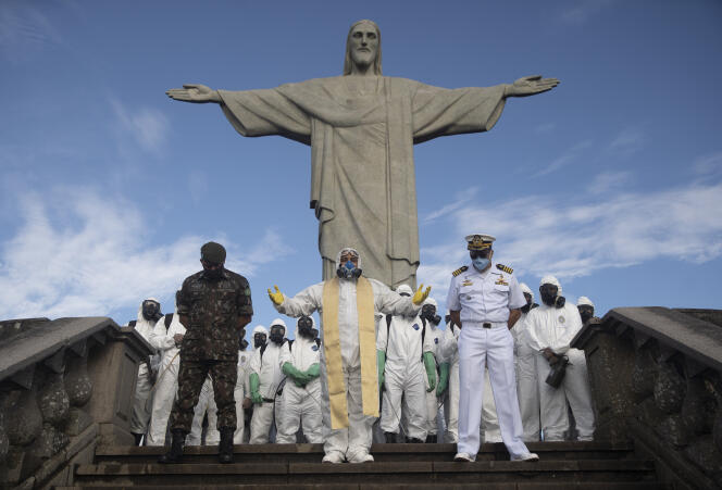 Prière catholique après la désinfection du site du Christ rédempteur, à Rio de Janeiro (Brésil), le 13 août.