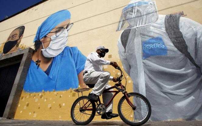 Peinture murale en hommage au personnel soignant pendant la pandémie de Covid-19, à Zapopan, au Mexique, mercredi 12 août.