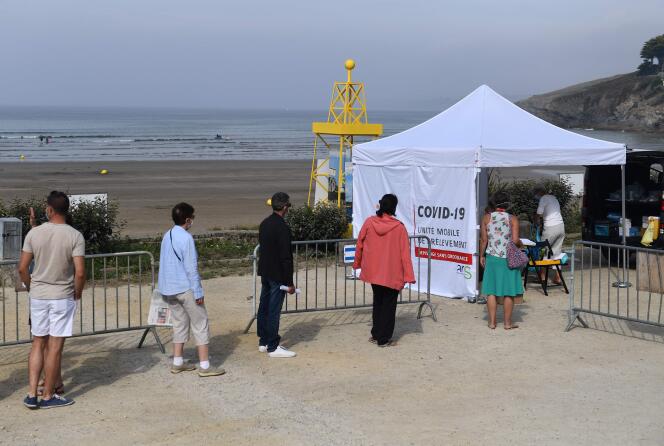 Des personnes attendent de se faire dépister dans un centre de test mobile installé sur la plage de Pentrez (Finistère), le 12 août.