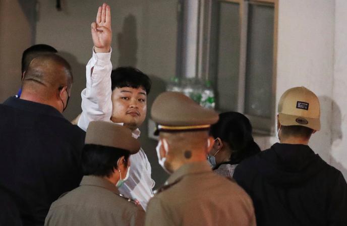 Parit Chiwarak, lors de son arrestation, à Bangkok, le 14 août 2020.