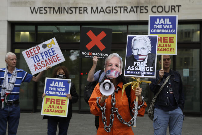 Manifestation devant le tribunal londonien où est jugé Julian Assange, le 14 août.