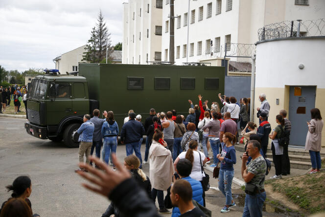 Des proches attendent la libération de manifestants détenus à la prison d’Okrestina, à Minsk, le 12 août.
