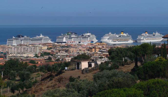 Des navires de croisière à quai, dans le port de Civitavecchia (Italie), le 11 juillet.