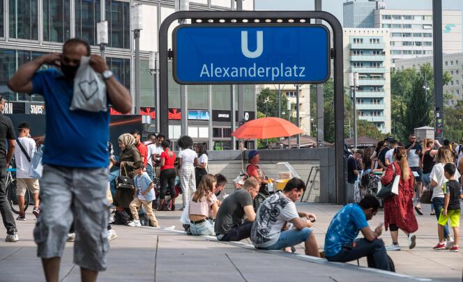 Le 14 août 2020, la foule dans le quartier commercial central de Berlin, l’Alexanderplatz, durant l’épidémie de Covid-19.