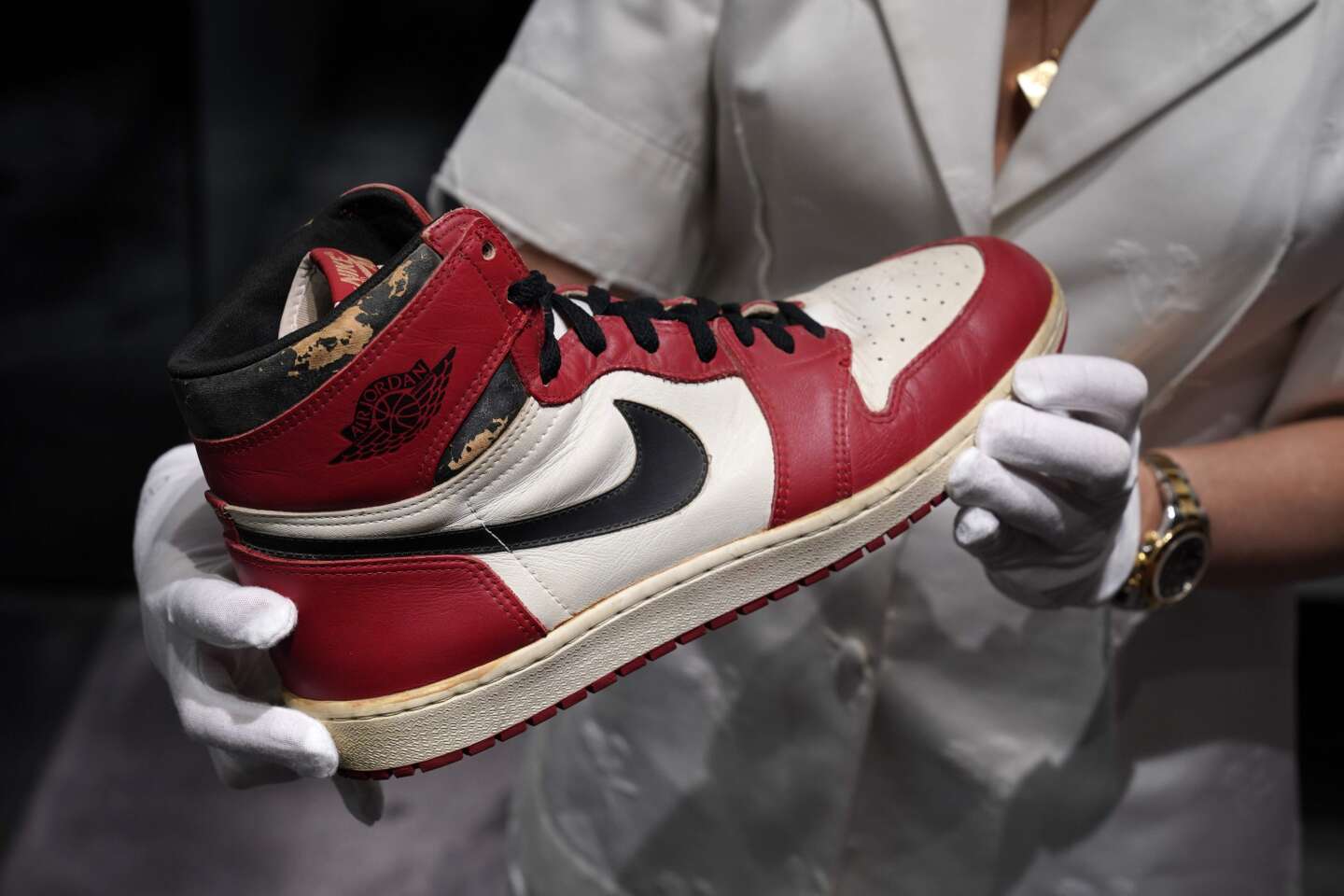 pressure furrow napkin Une paire d'Air Jordan 1 vendue 615 000 dollars, un record