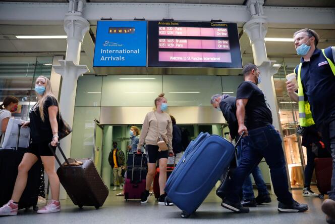 Des voyageurs arrivent dans la gare ferroviaire de Londres, le 14 août 2020, après avoir pris un train Eurostar en provenance de Paris.