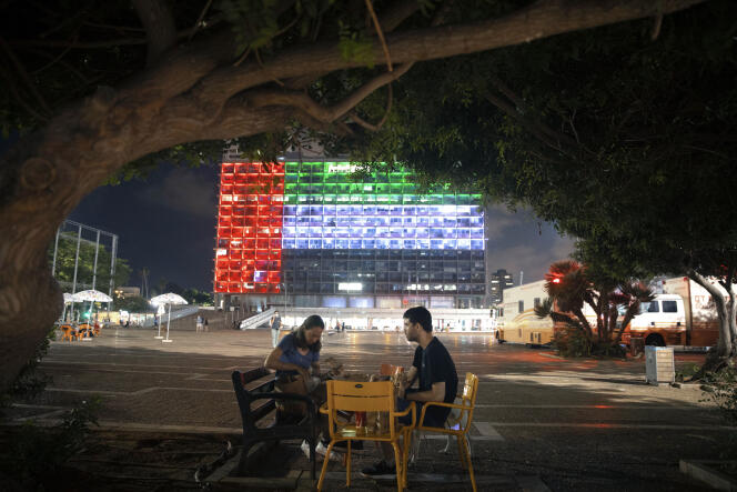 La mairie de Tel Aviv, en Israël, illuminée des drapeaux des Emirats arabes unis et d’Israël, le jeudi 13 août.