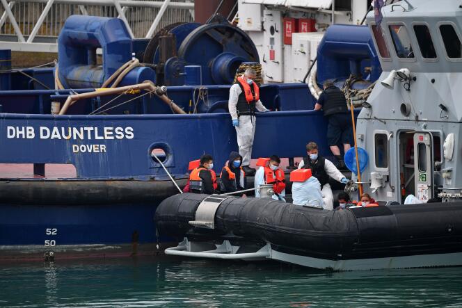 La police des frontières britannique escorte des migrants récupérés en mer alors qu’ils tentent de traverser la Manche, au large de Douvres (Angleterre), le 15 août 2020.