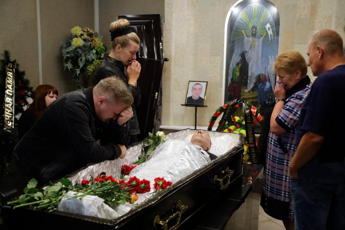 Elena German, la compagne d’Alexandre Taraïkovski – mort lors des affrontements – lors de ses funérailles à Minsk, en Biélorussie, samedi 15 août 2020.