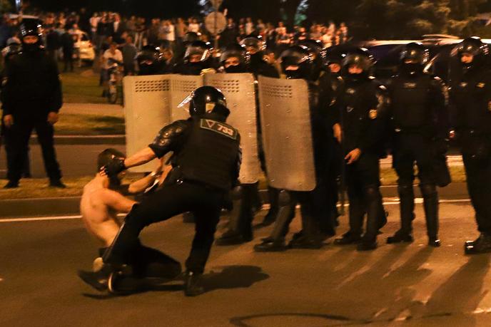 Lundi 10 août 2020, un policier interpelle un manifestant, après l’élection présidentielle à Minsk, en Biélorussie.