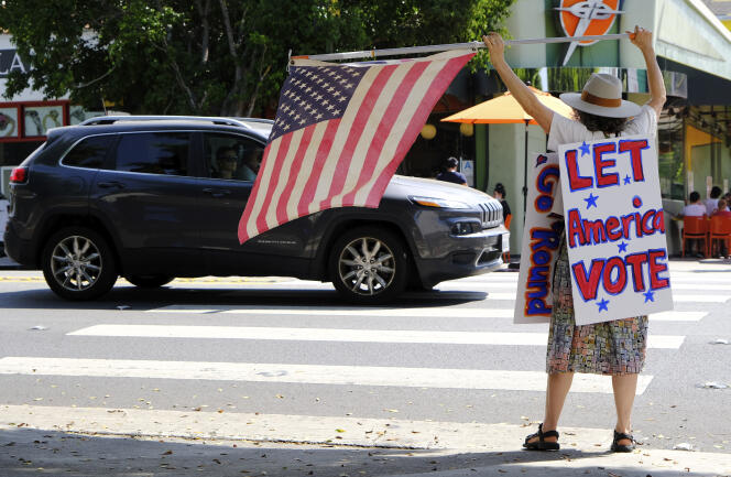 Une manifestante proteste devant un bureau de la poste à Los Angeles, samedi 15 août.