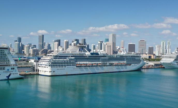 Des navires de croisière, à quai, dans le port de Miami, le 4 avril.