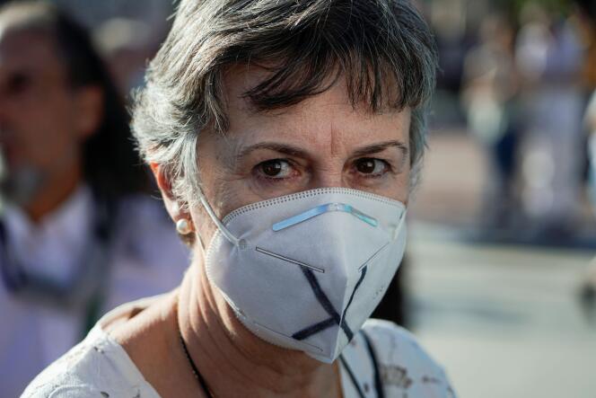 Une femme avec un masque barré sur le visage, lors d’une manifestation contre le port du masque, le 16 août à Madrid.