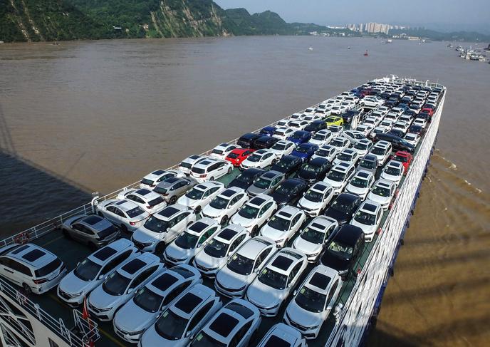 Un cargo transportant des voitures, sur le fleuve Yangtsé (Chine), le 2 août.