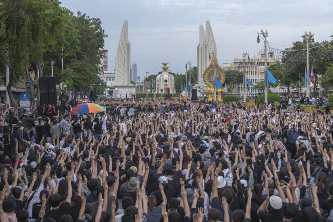 Les manifestants thaïlandais, prenant pour modèle les jeunes Hongkongais, n’ont pas de réel dirigeant. Ils se sont réunis, dimanche 16 août, à Bangkok.