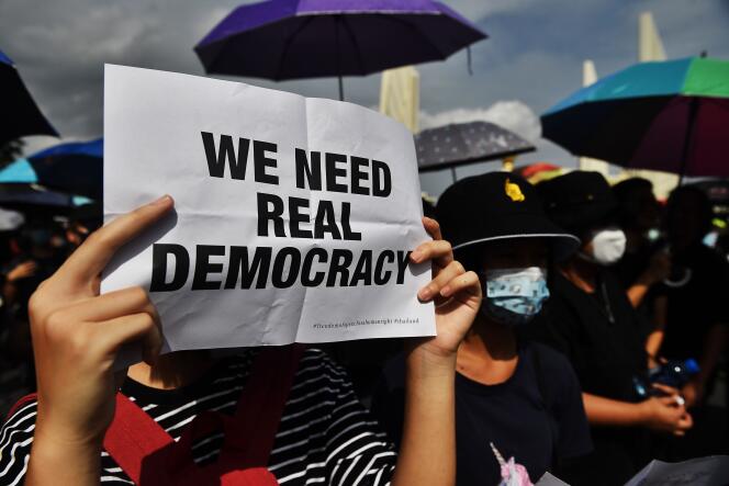 Un manifestant lors d’un rassemblement prodémocratie, dimanche 16 août à Bangkok.