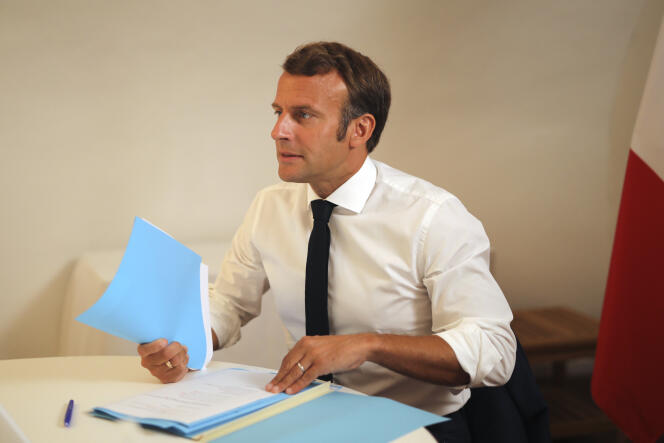 Le président Emmanuel Macron, lors d’une visioconférence sur le Covid-19, le 11 août au fort de Brégançon (Var).
