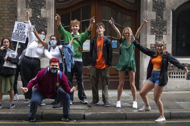 Des élèves devant le ministère de l’éducation, à Londres, après l’annonce du gouvernement de l’annulation des résultats des A-levels et GCSE (équivalents du bac et du brevet), le 17 août 2020.
