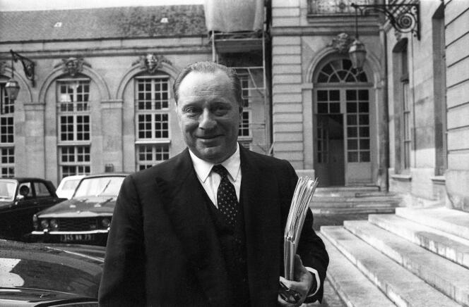 L’industriel et lobbyiste Ambroise Roux, à l’hôtel Matignon, en 1974. Il est l’homme qui a poussé l’Internet français dans une impasse.