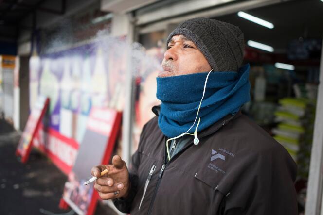 Un homme fume une cigarette, à Athlone (Cap), en Afrique du Sud, le 18 août.