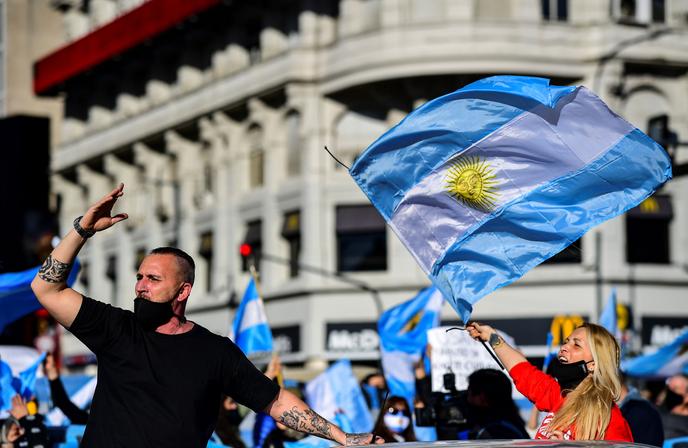 Drapeaux argentins brandis lors d’une manifestation contre le confinement, à Buenos Aires, Argentine, le 17 août 2020.