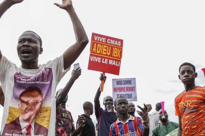 Des manifestants sur la place de l’Indépendance, à Bamako au Mali, mardi 18 août. On peut lire sur la pancarte « Adieu IBK », en référence au départ du président malien Ibrahim Boubacar Keïta, à la suite d’une prise de pouvoir de l’armée.