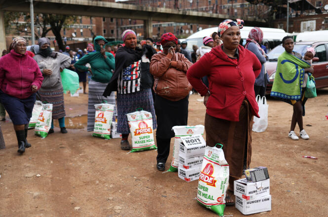 Distribution de nourriture dans le township d’Alexandra, en Afrique du Sud, le 28 avril. Siphiwe Sibeko/REUTERS