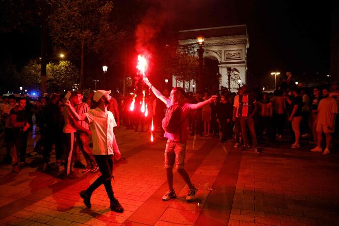 Sur les Champs-Elysées, à Paris, après la victoire du PSG, mardi 18 août, en demi-finales de Ligue des champions contre Leipzig.